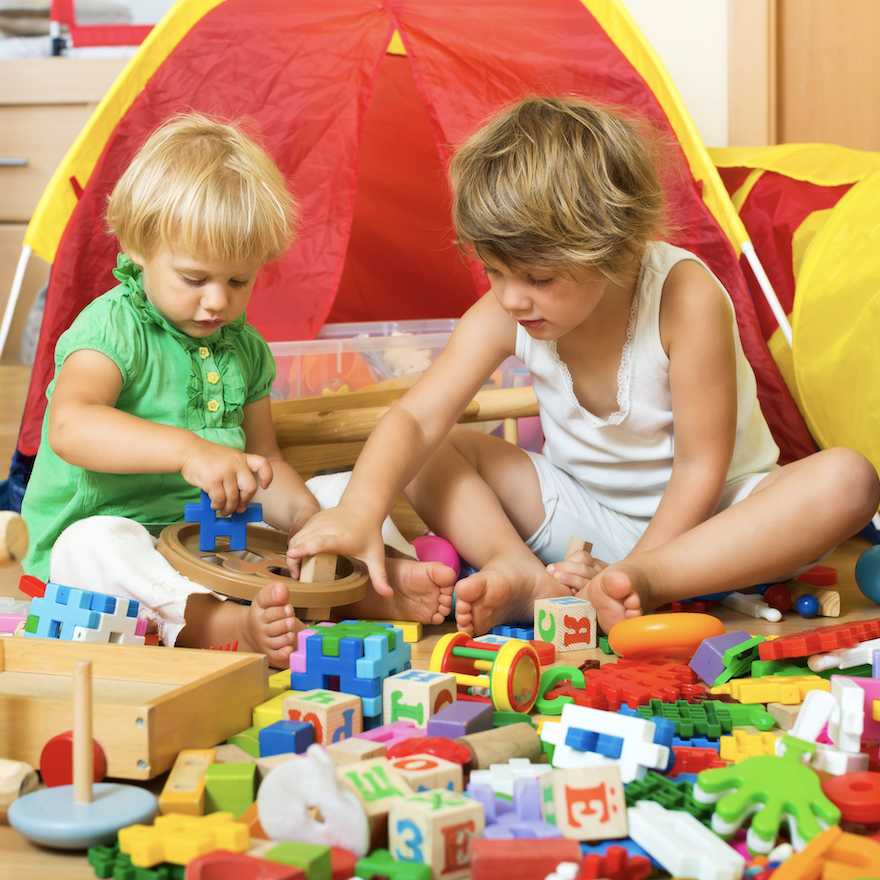Crianças a fazer atividades em casa