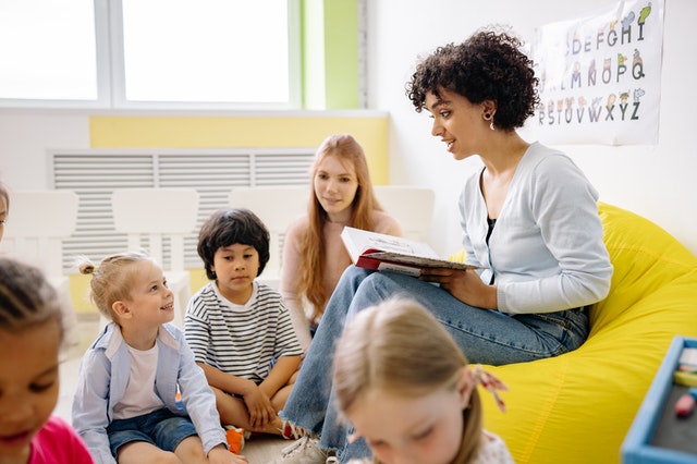 4 ideias para inspirar os seus filhos a ler na era digital