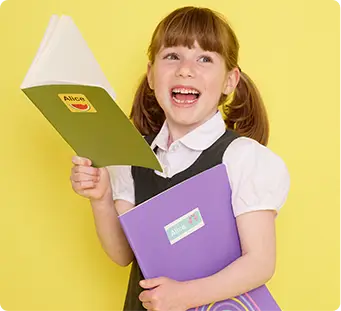 Menina a ler de um caderno etiquetado com maxistickers