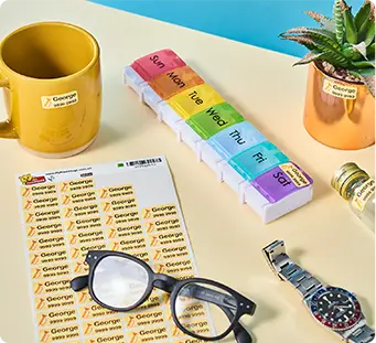 Caneca, óculos, relógio e outros artigos etiquetados que pode etiquetar num lar de idosos
