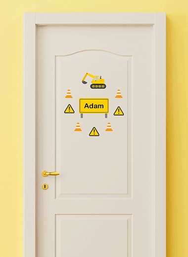 My Nametags adesivos de porta de construção em um fundo amarelo